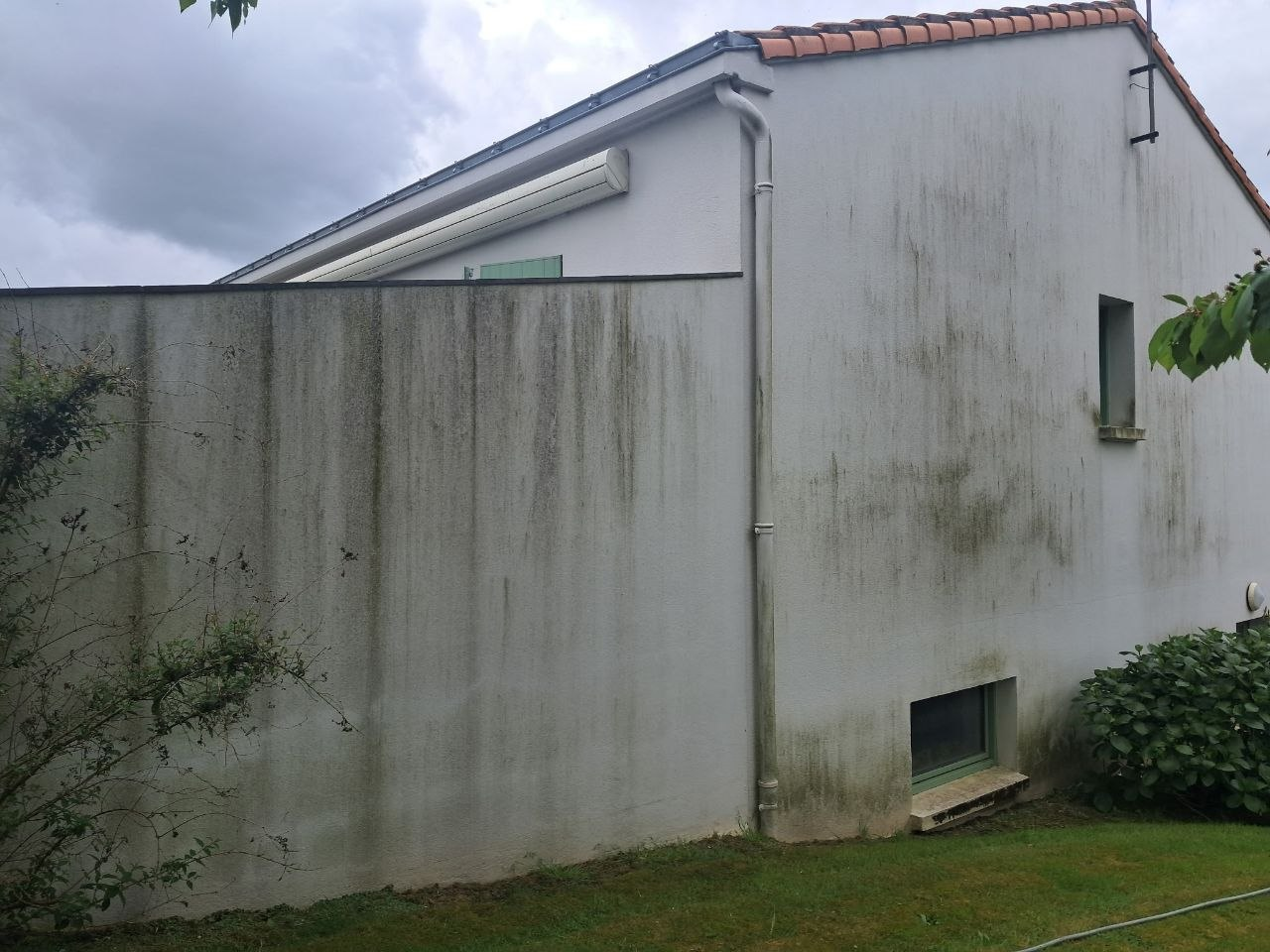 Façade avant et après nettoyage — avant
